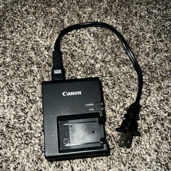 Canon 2728C002 EOS 2000D 18-55mm III Lens 24.1MP DSLR Camera - Picture 3 of 11